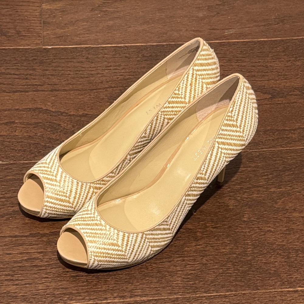 Nine West Cream Patterned Peep-Toe Heels Size 9